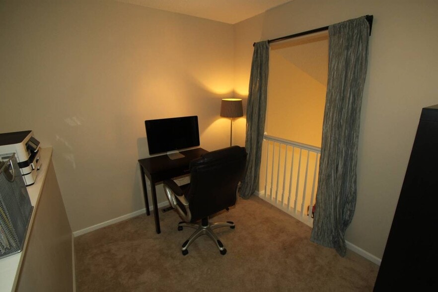 Upper loft - 3843 Abercrombie Ln