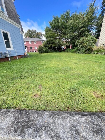 Building Photo - 147 Pleasant St