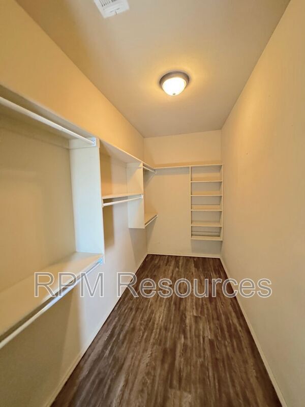 Building Photo - 167 Bison Ct Way