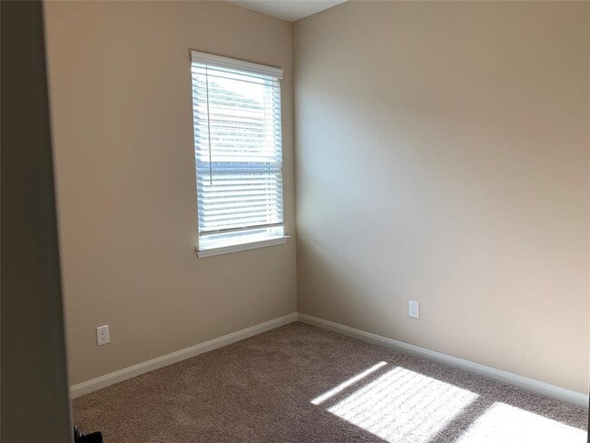 Building Photo - 8881 Oval Glass St