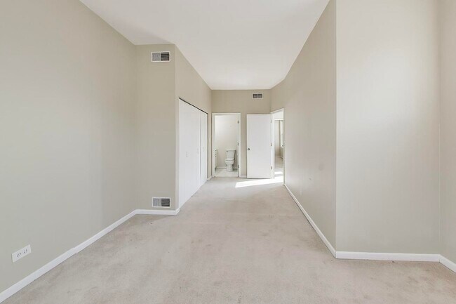 Building Photo - 1481 W Irving Park Rd