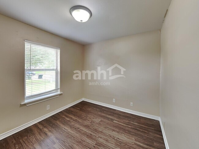 Building Photo - 102 Quail Cir