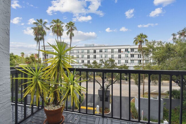 Building Photo - Charming 1 Bed, 2 Bath Condo in the Vibran...