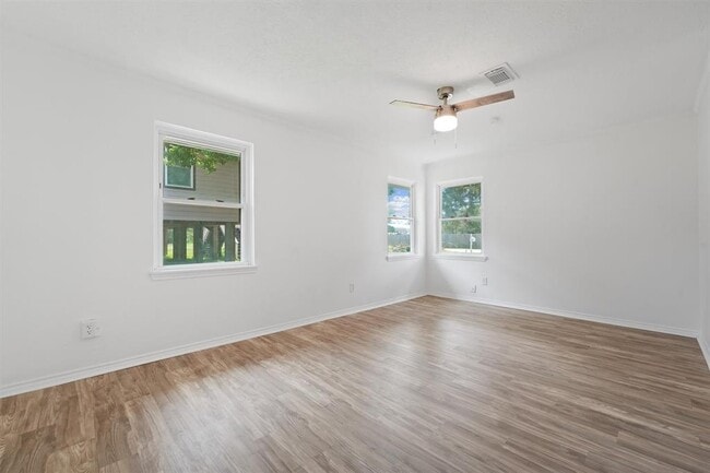 Building Photo - 606 Meadowlawn St
