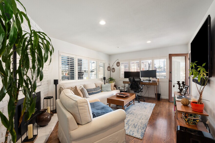 Building Photo - 330 28th St