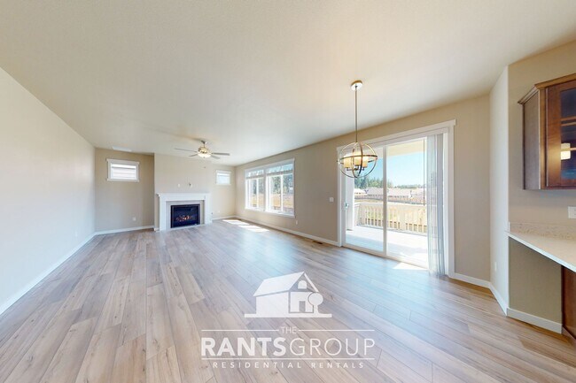 Building Photo - Beautiful Newer Home! Easy I5 access!