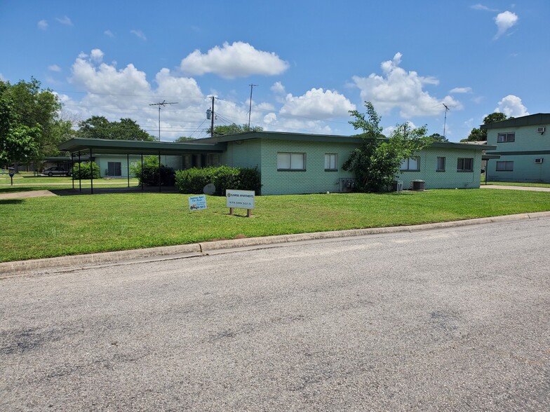 Cottages With Attached Covered Parking - Sunrise Apartment Homes