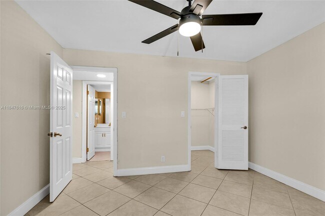 Building Photo - 681 S Hollybrook Dr