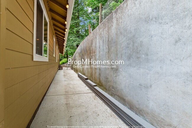 Building Photo - Vibrant Four-Bedroom Country Retreat with ...