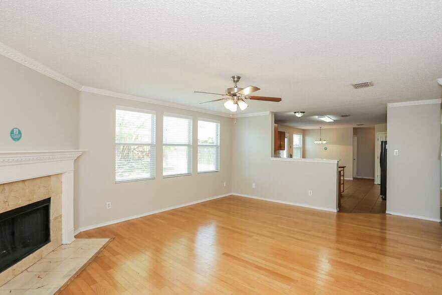 Building Photo - 2044 W Grove Ln