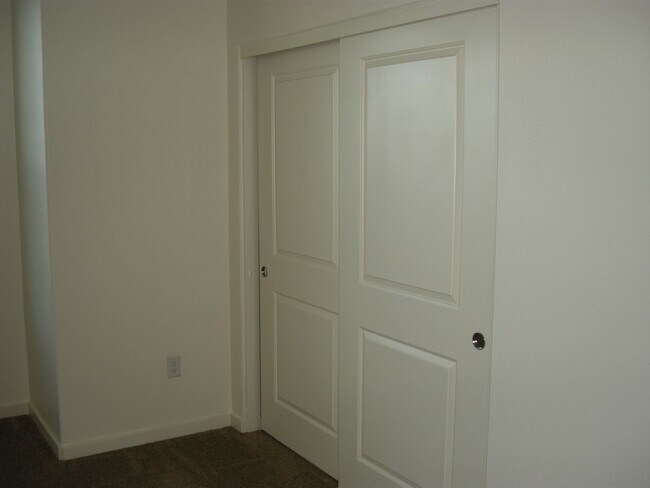 Building Photo - Three Bedroom, Two and a Half Bath Townhome Near UNR