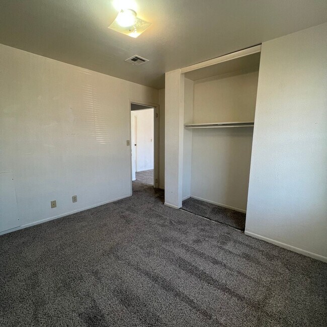 Building Photo - Small Town Living-Just A Short Drive From ...