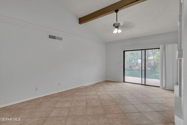 Building Photo - 620 Lakeway Dr