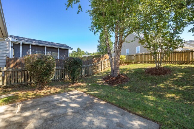 Building Photo - Charming Residence with Modern Amenities and Community center access