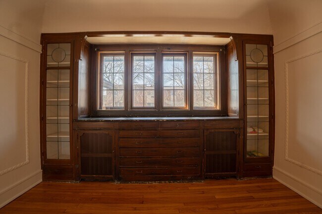 Building Photo - 2222 E Park Pl