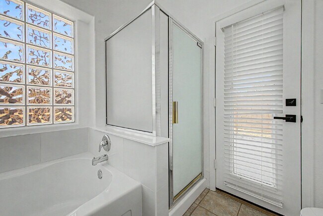 Building Photo - 12570 Desert Flower Rd