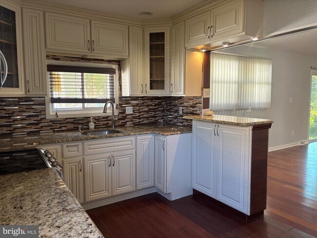 Building Photo - 8 N Avon Dr