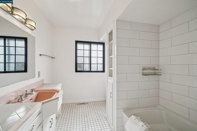 Building Photo - 818 Solana Dr