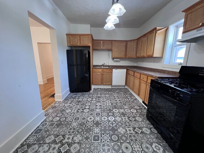 Building Photo - Recently Remolded Single Family Home within Blocks of Downtown Grand Rapids!