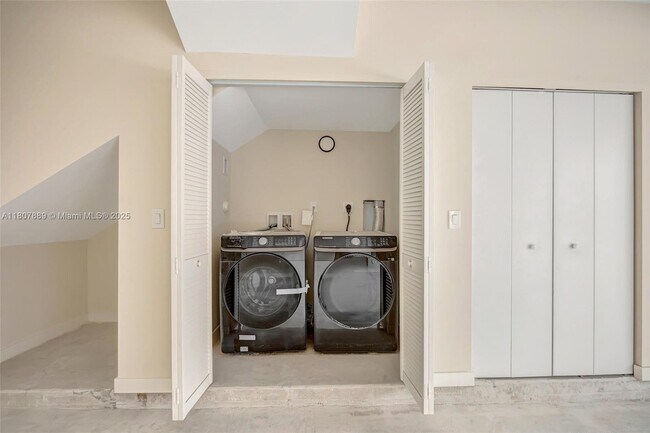 Building Photo - 2692 SW 25th Ave