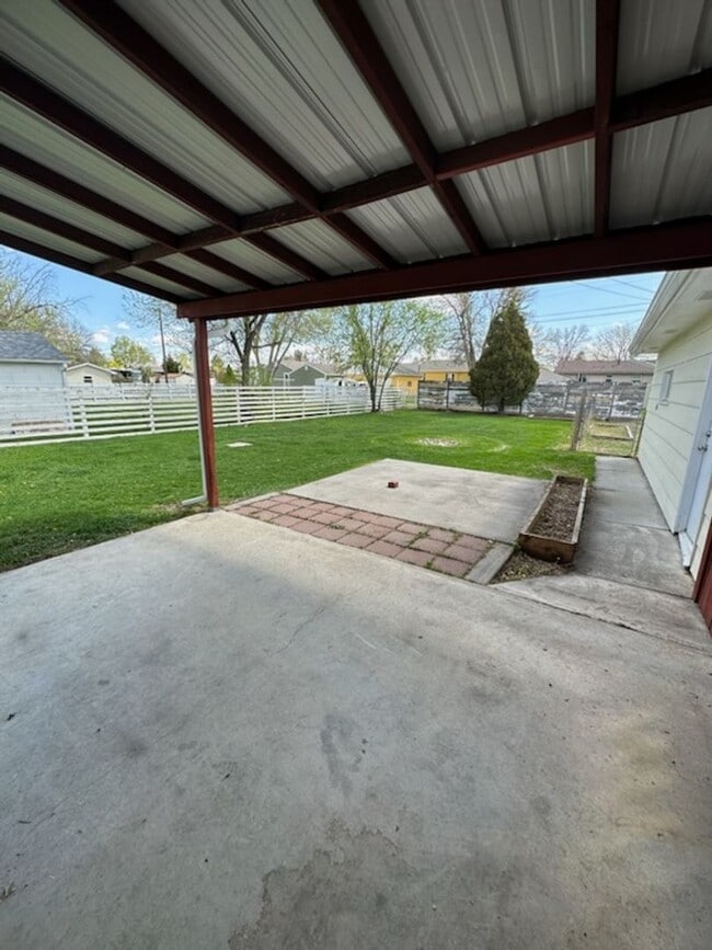Building Photo - 2 Bedroom House on West End with Oversized Single Car Garage and Covered Back Patio