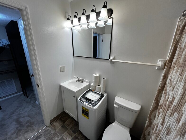 Building Photo - 652 Olde Towne Ave