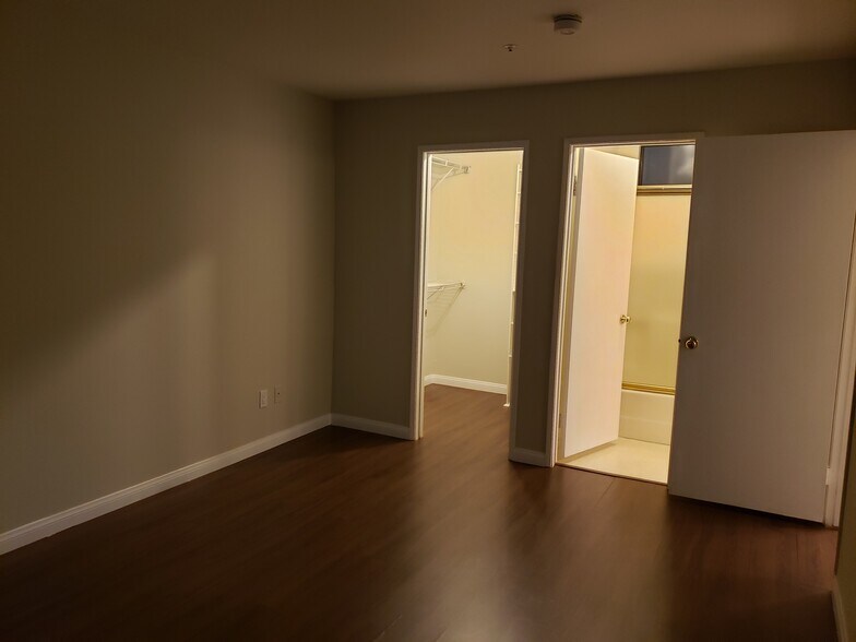 Building Photo - 550 Orange Ave