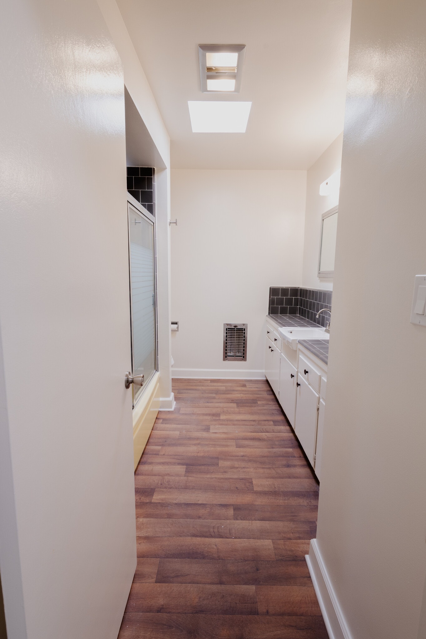Building Photo - 5138 Hazeltine Ave