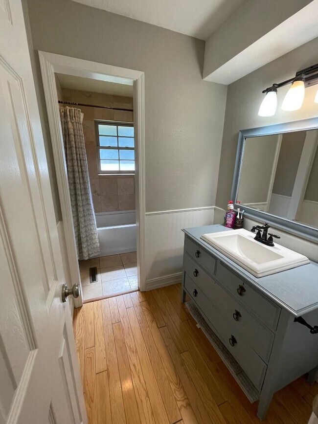 Building Photo - Gorgeous 3 BED, 2 BATH PLUS OFFICE WITH POOL!!!