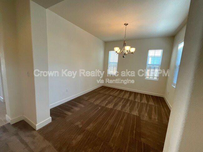 Building Photo - 546 W Campania Way