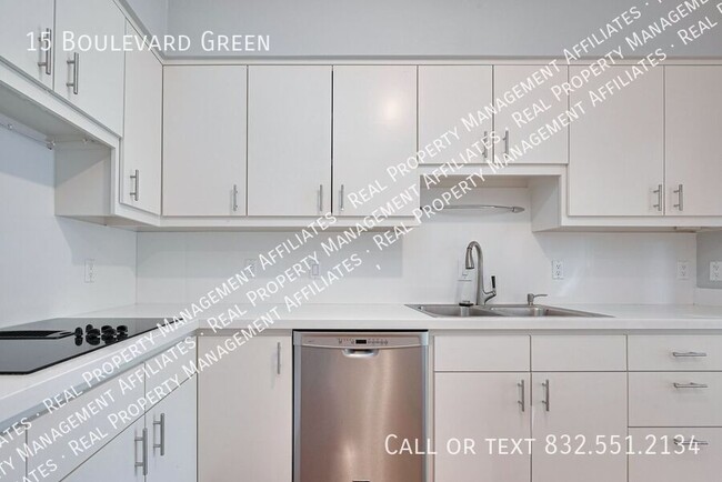 Building Photo - 15 Boulevard Green