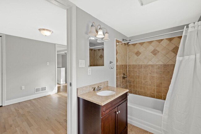 Building Photo - New Renovation - South Side Flats