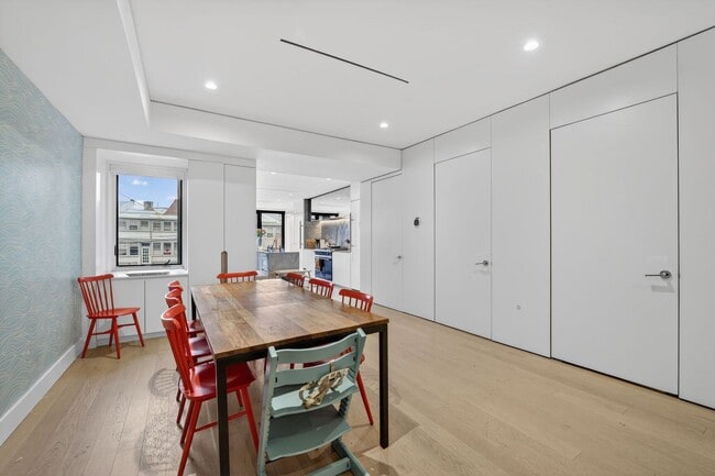 Building Photo - Gorgeous Renovated Furnished 3br in Mt Pleasant for Seasonal Lease