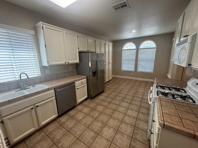 Building Photo - Available Now: 3 bed 2 bath home in Roseville