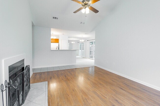 Building Photo - 206 Parkwood Cir