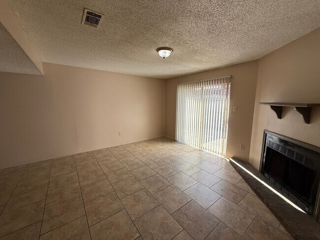 Building Photo - 2BD 1.5BA TOWNHOUSE WITH WATER INCLUDED
