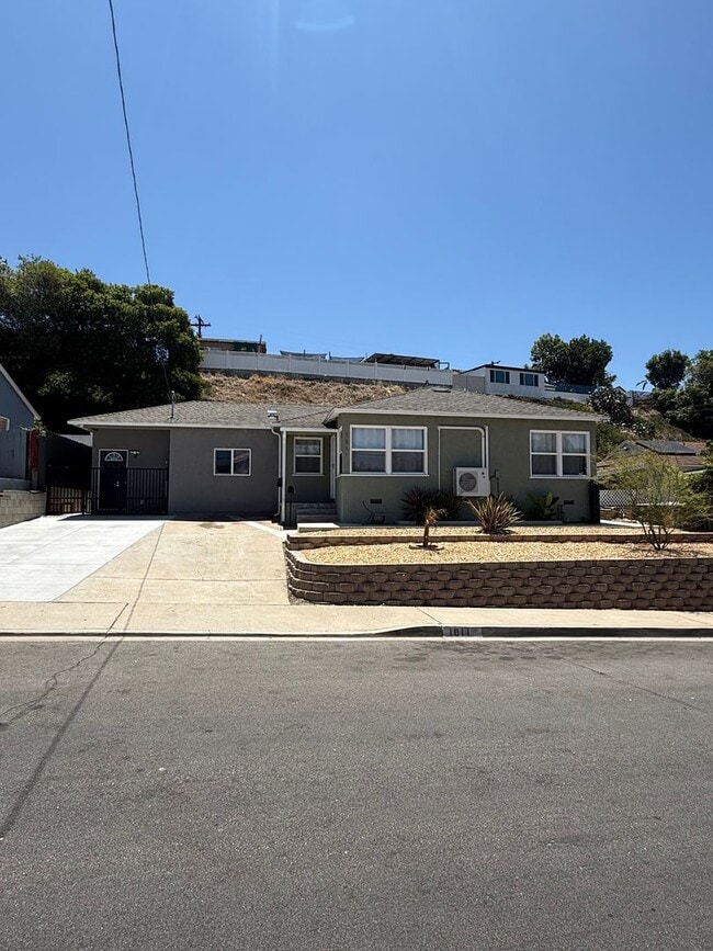 Building Photo - Affordable Studio in Central San Diego