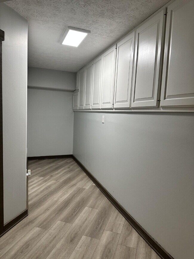 Building Photo - Beautiful Lake Front Property!