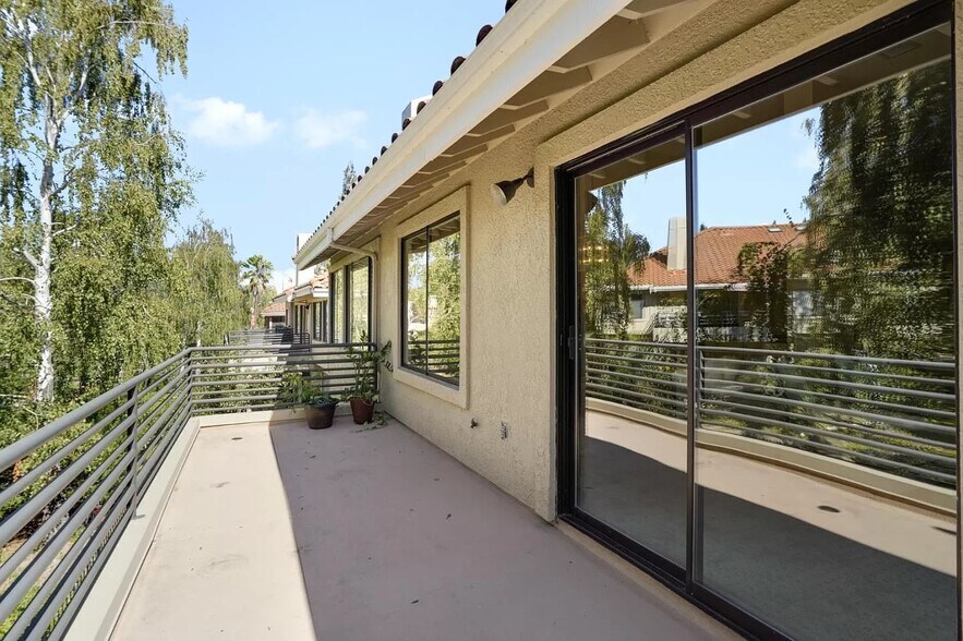 Building Photo - 3056 Lakemont Dr