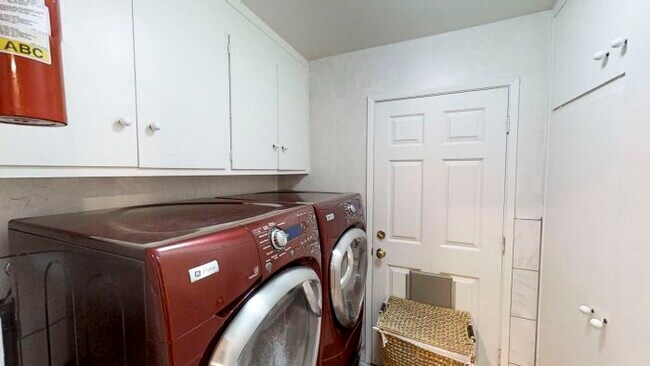 Building Photo - 1305 Antwerp Ln