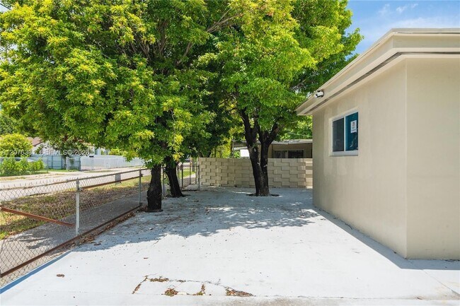 Building Photo - 1701 NW 19th Ave