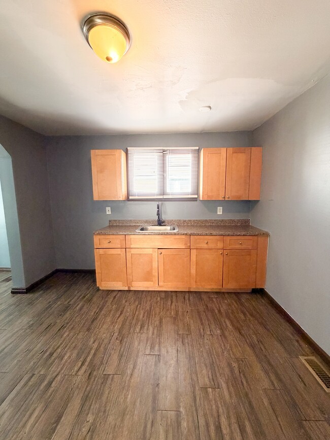 Building Photo - 9241 Boleyn St