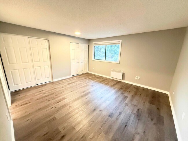 Building Photo - Charming 2-Bedroom Tukwila Townhome with Garage, Parking, Stainless Steel Appliances & Fireplace ...