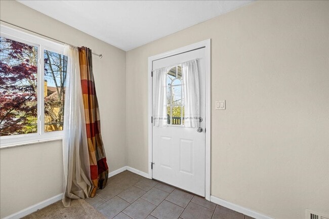 Building Photo - **Charming 2-Bedroom House with Modern Amenities in Beechview**