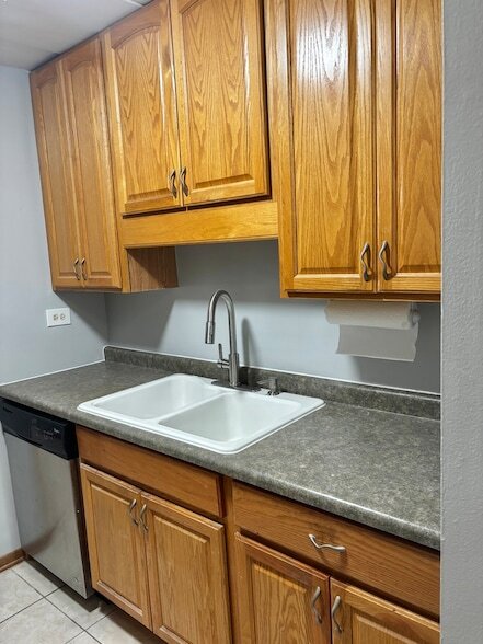 Building Photo - 18 E Old Willow Rd