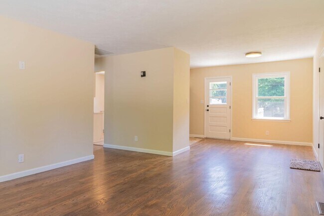 Building Photo - 462 Woodview Dr