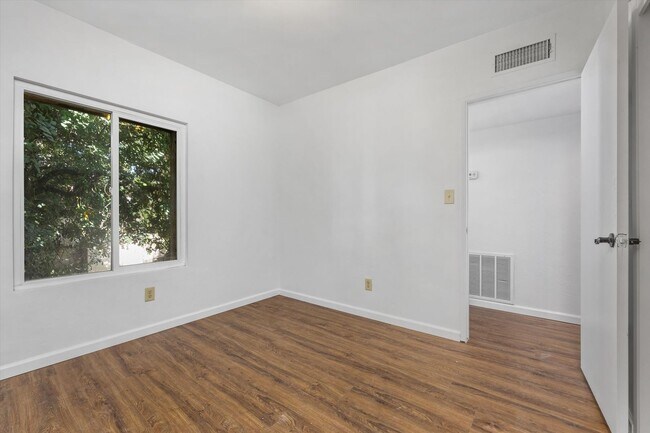 Building Photo - Spacious Condo Near Bakersfield College – Prime Location!