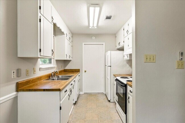 Building Photo - 3232 Riddle Dr