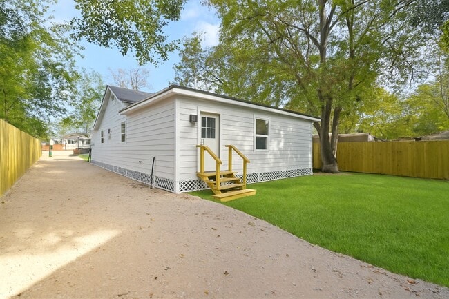 Building Photo - 312 Maple Ave