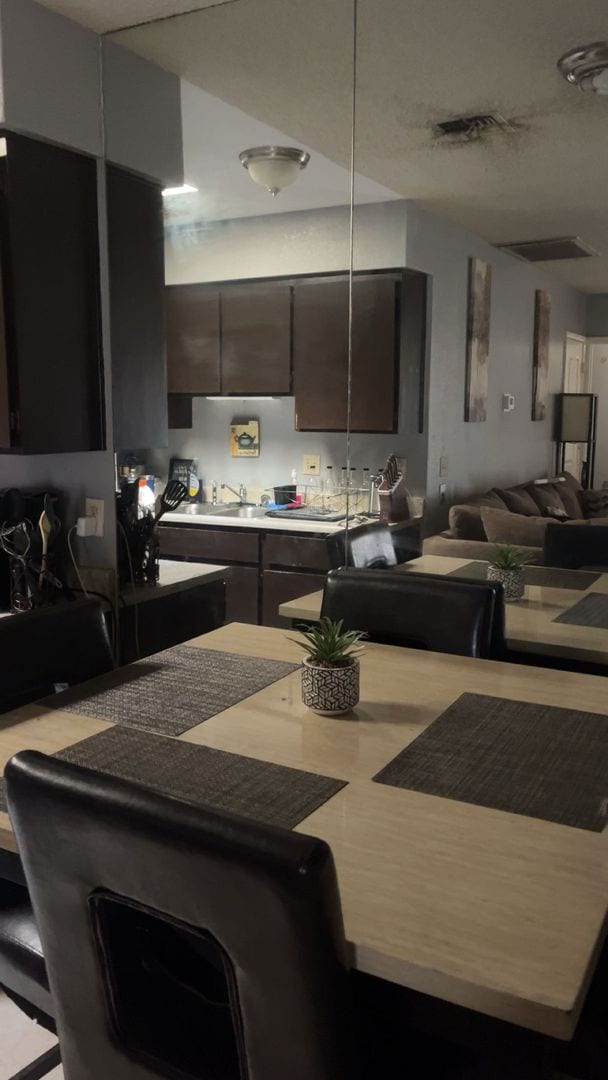 Building Photo - Well Appointed 2 bedroom 2 bathroom available February 1st.  Washer and Dryer Included!!!  Close ...